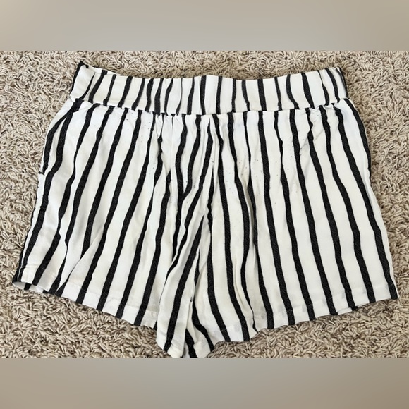 Love, fire size L women’s tie-up European summer White and Black shorts! - Picture 3 of 3